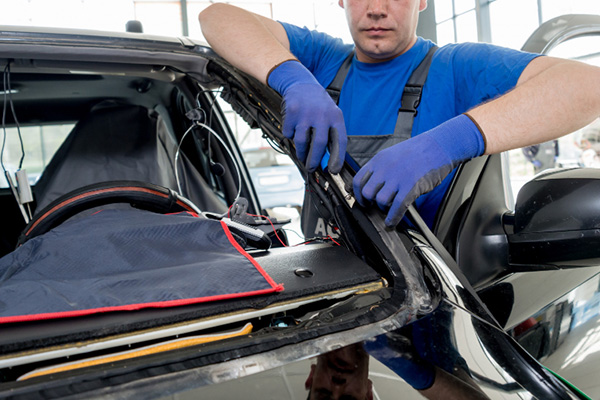 Un expert vient remplacer mon pare-brise